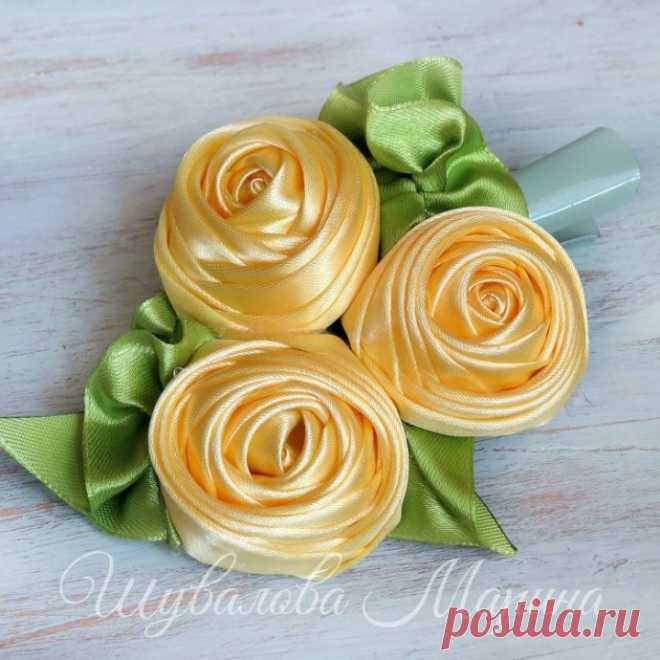 Плотные розочки из атласных лент