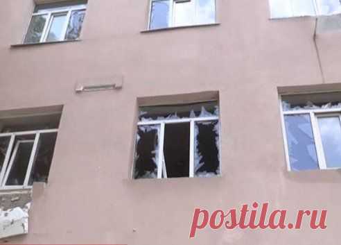 В ходе обстрела онкодиспансера в Луганске погибло четыре человека

http://lifenews.ru/news/136380

Еще два человека погибли от взрыва мин возле местного военкомата.