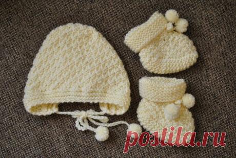 чепчик и пинетки малышу.