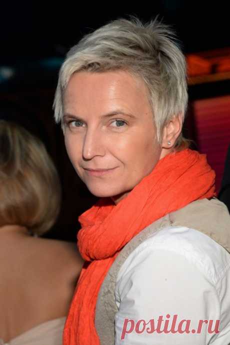 8 звезд, которые победили рак | Милая Я Обычно истории про звезд из светской хроники – это красивые глянцевые картинки: свадьбы и расставания, измены и скандалы, путешествия, кинопремьеры и покупки домов. Однако нередко и в жизни знаменитостей вторгается беда, и они вступают в настоящую, не киношную, битву за жизнь. Такое страшное заболевание, как онкология, к сожалению, не миновало героев нашего материала, как российских, так и иностранных. Но они смогли выйти победителям...