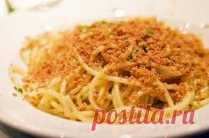 Спагетти с боттаргой: незабываемый вкус Сардинии. Ингредиенты на 4 порции: 80 гр. боттарги 400 гр. спагетти 2 зубка чеснока Оливковое масло Петрушка Соль Перец Спагетти с боттаргой  кефали это традиционное блюдо юго-центральной Сардинии. Приготовить этого блюда не займет много времени, а необыкновенный вкус приятно удивит.Боттарга (которую также называют “икрой сардов”) это вяленая икра кефали,  которая является деликатесным продуктом. Производится в основном …