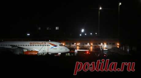 «Вокруг крики, было очень страшно»: что известно о возгорании самолёта Superjet с россиянами в Анталье чуть поменяла. Вечером 24 ноября в аэропорту Антальи загорелся пассажирский самолёт Sukhoi Superjet 100 российской авиакомпании «Азимут», который выполнял рейс из Сочи. По имеющейся информации, возгорание двигателя произошло после приземления. Российский авиперевозчик причиной грубой посадки назвал сдвиг ветра. Пассажиров и членов экипажа удалось эвакуировать, пострадавших в результате аварии…