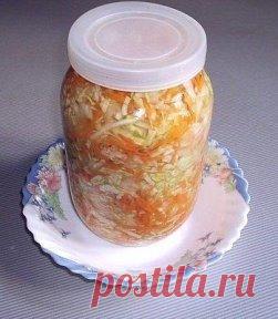 Вкусная капустка за сутки
Несколько лет назад коллега по работе принесла нам баночку этой капустки. Сказать,что она улетучилась со стола моментально - это ничего не сказать! Настолько она вкусная,что все, кто ее отведал, в один голос выпытывали рецепт! Самое главное - как были все удивлены. Когда узнали... что эта капустка, необычайно-вкуснейшая, готовится  ВСЕГО СУТКИ!
На этот раз, для демонстрации рецепта, я приготовила 1 л баночку! Итак приступим.
Нарезать капусту
На 1 литр-600 г
Морковь нате