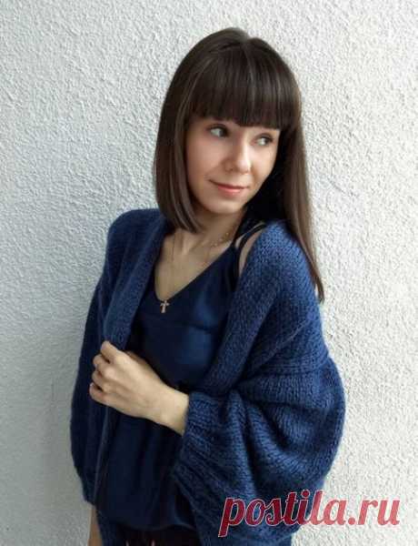 Кардиган

Источник: https://www.instagram.com/p/BtDqP85Db2H/

Кардиган подойдет на размер 40-44. У меня длина изделия 57 см.
Пряжа Nako Mohair Delicate (в 100 гр 500 м) но подойдет и любая другая с таким же метражом. Вяжем в две нити.
На спицы 4,5 набираем 148 петель и вяжем резинкой 2/2 9 рядов. Затем переходим на спицы номер 6, и вяжем лицевой гладью - без прилавок (40 см, можно и длиннее, смотря какую длину хотите)
Распределяем петли. Левая полочка 40 петель, правая пол...