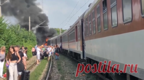 Пассажирский поезд столкнулся с автобусом в Словакии — видео. Семь человек погибли и пять пострадали при столкновении пассажирского поезда с автобусом на юго-западе Словакии. Все жертвы находились в автобусе. Авария произошла на железнодорожном переезде, в результате вагон поезда загорелся. Состав направлялся из Праги в Будапешт, в нём было более 100 человек. Читать далее