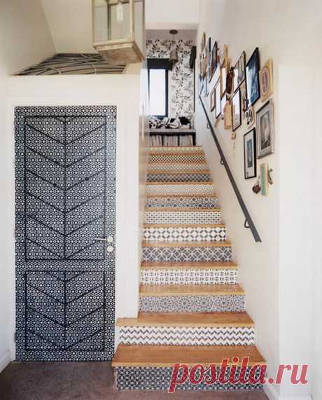 Лестница со старыми обоями / Арт-объекты / ВТОРАЯ УЛИЦА