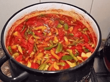 16 лучших рецептов вкусного лечо. 
1 Лечо из болгарского перца 
2 Лечо «Семейное» 
3 Лечо с морковью 
4 Лечо на зиму из перца и фасоли 
5 Лечо "Вкусное" 
6 Лечо из огурцов 
7 Лечо из баклажанов 
8 Диетическое лечо по-домашнему (без уксуса) 
9 Лечо классическое 
10 Лечо простое 
11 Лечо с уксусом и томатной пастой 
12 Лечо тушеное 
13 Лечо с травами 
14 Лечо с чесноком 
15 Лечо острое 
16 Лечо с хреном 
1 Лечо из болгарского перца 
Потребуется: 
•3 кг помидоров; 
•5 кг слад...