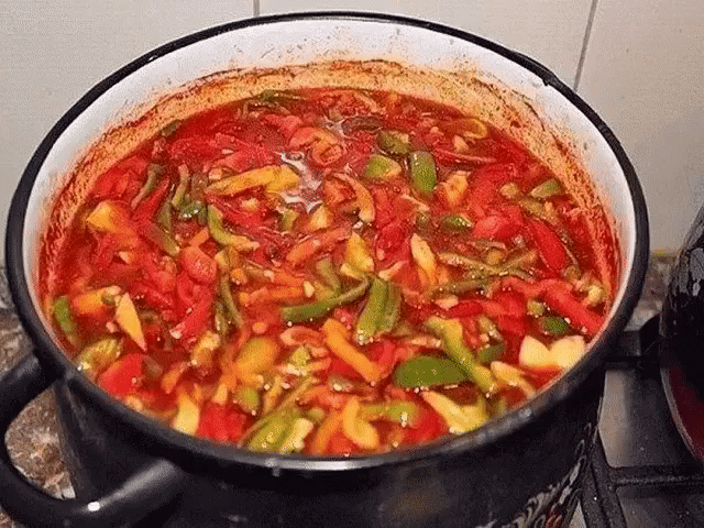 16 лучших рецептов вкусного лечо. 
1 Лечо из болгарского перца 
2 Лечо «Семейное» 
3 Лечо с морковью 
4 Лечо на зиму из перца и фасоли 
5 Лечо 