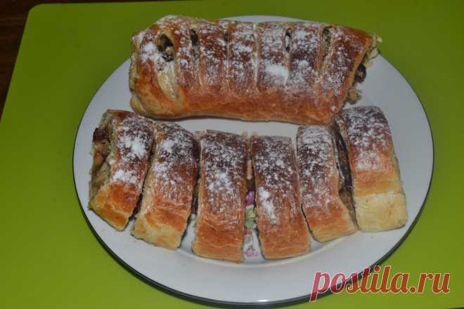 Штрудель из слоеного теста с яблоками, орехами и корицей пощаговый рецепт здесь http://ligakulinarov.ru/r/shtrudel_iz_sloenogo_testa_s_yablokami_orekhami_i_koritsey_2374