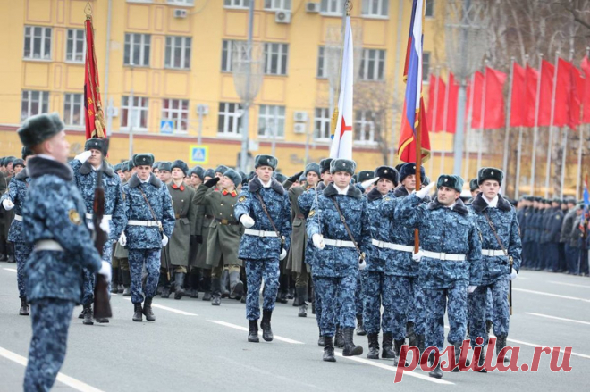 Почтили имена Героев. В Самаре прошёл Парад Памяти. Во вторник, 7 ноября, в областной столице на площади им. Куйбышева состоялся Парад Памяти, приуроченный к легендарному военному параду в запасной столице, состоявшемуся в этот день 82 года назад.