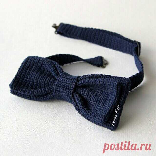 Галстук-бабочка крючком  
Автор: Polina Kuts (Полина Куц) 
 
Материалы: 
1. Пряжа Alpina Lena 100% хлопок - 50г 280м 
2. Набор фурнитуры для застежки галстука-бабочки: петля + крючок + пряжка 
3. Крючок 1,2-1,5мм примерно. Зависит от вашей пряжи. 
4. Игла для сшивания деталей 
 
Все детали вяжутся столбиками без накида (СБН) за обе полупетли поворотными рядами. 
В конце каждого ряда провязывается одна петля подъема. 
Габаритные размеры бабочки: 13х5 см 
Размер данной 