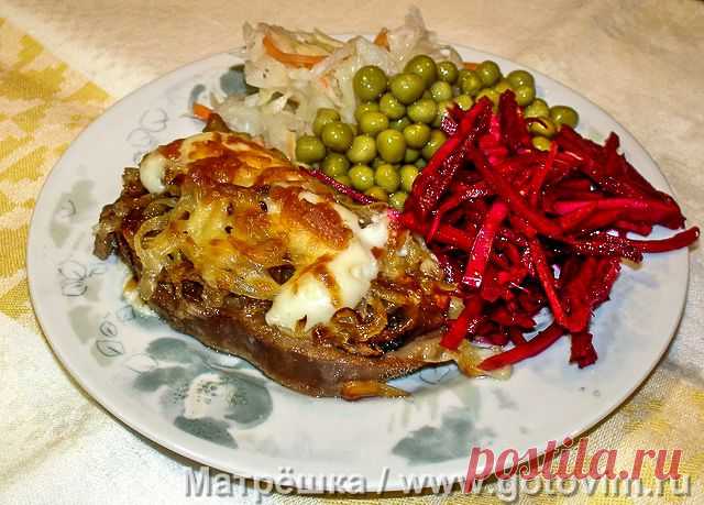 Язык под шапкой из грибов и сыра. Рецепт с фото Рецепт приготовления горячей закуски из вареного говяжьего языка с грибной шапкой и сыром. Для приготовления закуски заранее варят говяжий язык, а затем нарезают ломтиками толщиной около 1 см. Для шапки жарят грибы с луком и выкладывают на язык. Затем посыпают тертым сыром и запекают в духовке, пока сыр не начнет плавиться.  На гарнир к готовому языку с шапкой из грибов и сыра можно подать любые овощи - свежие или консервированные.

