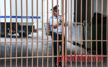 Москвича обвинили в покушении на госизмену за попытку вступить в РДК. В Москве 18-летнего местного жителя обвинили в покушении на госизмену, а также попытке вступить в запрещенные в России террористические организации «Русский добровольческий корпус» (РДК) и украинское военизированное объединение «Легион «Свобода России».
