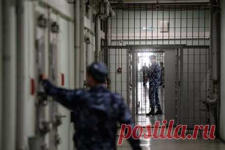 Ревнивый россиянин приковал подругу к машине и протащил ее по грунтовой дороге. Инзенский районный суд приговорил к четырем годам колонии 36-летнего безработного жителя города Кузнецка Ивана Веткасова. По данным прокуратуры, он из ревности избил подругу топором и молотком, после чего пристегнул жертву наручниками к бамперу автомобиля и протащил волоком по грунтовой дороге.