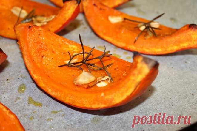 Запеченная тыква с чесноком и розмарином
Пряная ароматная тыква, запеченная в духовке с веточками розмарина и чесноком.