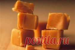 Ириски "Тянучки" на топлeном молоке
Ингредиенты:
-Молоко (топленое) — 200 мл
-Сахар — 150–200 г
-Мед — 2 ст. л.
-Масло сливочное — 30 г
-Ванилин — 1 пачка
Приготовление:
1. В мисочку сложить все ингредиенты и залить топлёным молоком. Варить на среднем огне примерно 30 минут, постоянно помешивая карамельным цветом.
3. Чтобы ириски получились красивые, я беру формочки для льда. Их нужно немного смазать растительным маслом.
4. Затем разливаем массу и убираем в морозилку .