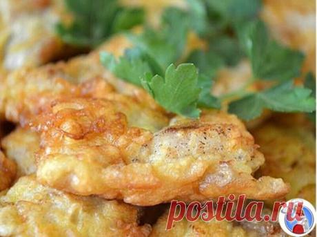 Как приготовить рыбу в кляре? Лучшие рецепты!
Рыба в сырном кляре
Рыба в этом кляре получается очень вкусная и достаточно сытная.
Ингредиенты:
филе рыбы – 200 г;
майонез – 3 ст. ложки;
яйцо – 4 шт.;
твердый сыр – 100 г.
Приготовление:
Способ приготовления рыбы в кляре достаточно простой. Сыр натираем на крупной терке, смешиваем с яйцами и майонезом. Все тщательно перемешиваем, добавляем соль, перец и муку. Все снова перемешиваем. Берем филе рыбы, режем на небольшие кусочки, обмакиваем каж