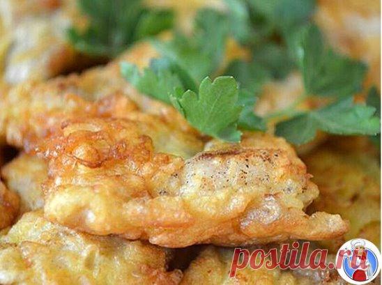 Как приготовить рыбу в кляре? Лучшие рецепты!
Рыба в сырном кляре
Рыба в этом кляре получается очень вкусная и достаточно сытная.
Ингредиенты:
филе рыбы – 200 г;
майонез – 3 ст. ложки;
яйцо – 4 шт.;
твердый сыр – 100 г.
Приготовление:
Способ приготовления рыбы в кляре достаточно простой. Сыр натираем на крупной терке, смешиваем с яйцами и майонезом. Все тщательно перемешиваем, добавляем соль, перец и муку. Все снова перемешиваем. Берем филе рыбы, режем на небольшие кусочки, обмакиваем каж