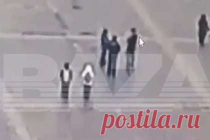 Нападение на полицейских в центре Москвы попало на видео. 28 января мужчина на улице Охотный Ряд распылил в лица трех сотрудников полиции жидкость из перцового баллончика, после чего толкнул одного из них. Нападавшего удалось задержать. Им оказался 22-летний уроженец Ставропольского края. Против злоумышленника возбуждено уголовное дело по статье о применении насилия в отношен