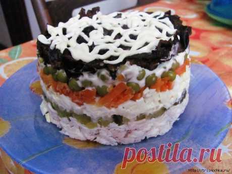 Слоеный салат с курицей и черносливом
