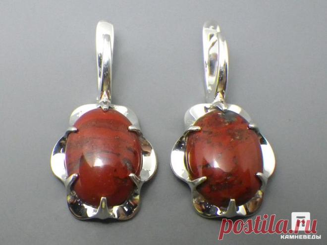 41-120/8 Серьги «Волна» с яшмой красной Серьги «Волна» с яшмой красной; Меалл: Серебро 925°; Камень: Яшма; Длина: около 3 см; Примерный вес: 7,8 г; Месторождение: ЮАР, Northern Cape, Pixley ka Seme District; Серебряные серьги с яшмой красной в ассортименте, могут отличаться рисунком камня от представленных на фото.
,  Размер камня: 1,6х1,2х0,5 см 
,  Длина: около 3 см; Продано