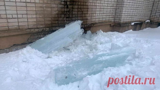 В российском городе на подростка упала глыба льда с крыши, его госпитализировали. В Кирове на восьмиклассника упала глыба льда с элементов пристроя школы, подростка госпитализировали. Об этом сообщает прокуратура региона. Инцидент произошел 28 февраля. Глыба льда, упавшая с элементов пристроя школы N42, нанесла травмы ...