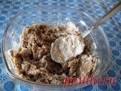 Талкан
Еще один практичный продукт – талкан, крупа или мука из жареного ячменя. Талкан не нужно варить. Залил кипятком – готов сытный обед для долгого перехода в горах или на охоте. А для городского жителя, который вечно спешит, это полезный завтрак. В России талкан традиционно едят в горном Алтае, добавляя в соленый молочный чай, или просто заливая кипятком и смешивая с сахаром, сметаной или маслом. Больше всех любят талкан в Тибете, где его называют цампой. Насыпав цампу в пиалу, тибетцы доб