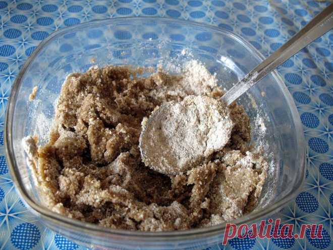 Талкан
Еще один практичный продукт – талкан, крупа или мука из жареного ячменя. Талкан не нужно варить. Залил кипятком – готов сытный обед для долгого перехода в горах или на охоте. А для городского жителя, который вечно спешит, это полезный завтрак. В России талкан традиционно едят в горном Алтае, добавляя в соленый молочный чай, или просто заливая кипятком и смешивая с сахаром, сметаной или маслом. Больше всех любят талкан в Тибете, где его называют цампой. Насыпав цампу в пиалу, тибетцы доб