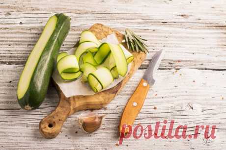 Вкусные и хрустящие маринованные кабачки за 15 минут: рецепт витаминного салата