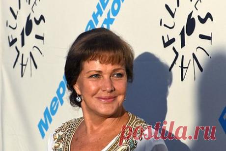 Актриса Елена Проклова перенесла операцию. В Боткинской больнице Москвы прооперировали российскую актрису и ведущую Елену Проклову. Артистка перенесла операцию после перелома ноги со смещением. Травму она получила в Крыму, когда была на репетиции спектакля «Розыгрыш». Проклова отметила, что сыграла с переломом шесть спектаклей.