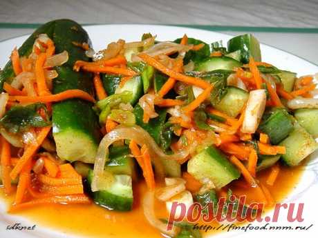 Простой, легкий и быстрый рецепт вкусного кимчи
10 небольших огурчиков.
Одна луковица.
Пучок зелёного лука.
Одна морковка.
Соль крупная — 200 гр.
2 ч.л. острого перца.
1 ст. ложка сахара.
3 зубка чеснока.
60 мл. рыбного соуса (Рыбный соус можно заменить соевым, добавив по вкусу соль.)