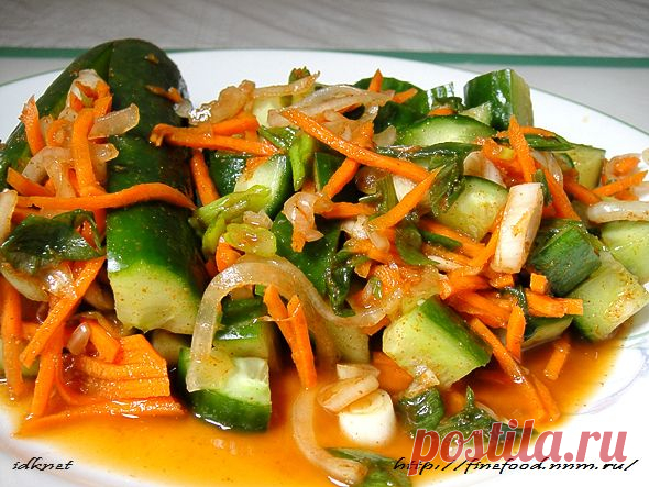 Простой, легкий и быстрый рецепт вкусного кимчи
10 небольших огурчиков.
Одна луковица.
Пучок зелёного лука.
Одна морковка.
Соль крупная — 200 гр.
2 ч.л. острого перца.
1 ст. ложка сахара.
3 зубка чеснока.
60 мл. рыбного соуса (Рыбный соус можно заменить соевым, добавив по вкусу соль.)