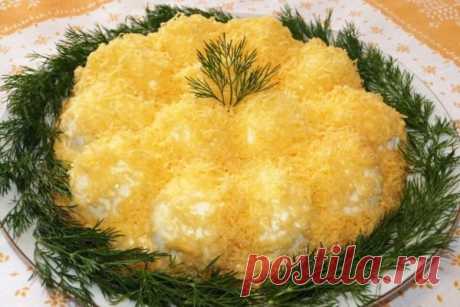 Вкусненький салат "Рафаэло"
Ингредиенты:
-Филе куриное (вареное)—300 грамм
-Грибы (шампиньоны, обжарить с луком)—300 грамм
-Морковь (корейская)—150 грамм
-Яйцо куриное (вареное)—3 шт.
-Сыр полу твёрдый (на ваш вкус, у меня был Ольттермани)—150 грамм
-Лук репчатый (средний)—1 шт.
-Майонез
Приготовление:
1.Заранее подготавливаем ингредиенты.
Вареное филе курицы (порвать на волокна), грибы шампиньоны обжаренные с репчатым луком, корейская морковь, яйца (порезать крупно), сыр ...