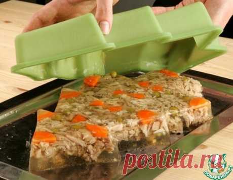 Студень из куриных крылышек и потрошков 

Новогоднее блюдо – форма ЕЛКА. В наших формах можно не только печь, но и готовить замечательные вторые блюда и холодные закуски, предлагаем приготовит студень в форме «Елочка», вся семья и гости будут в восторге! 

Ингредиенты для «Студень из куриных крылышек и потрошков»: 

Потроха (куриные крылышки, желудки и сердечки) — 1 кг 
Коренья (петрушки) — 1 шт 
Соль — по вкусу 
Перец черный (горошком) — по вкусу 
Чеснок — 5 зуб. 
Морковь...
