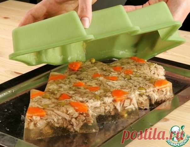 Студень из куриных крылышек и потрошков 

Новогоднее блюдо – форма ЕЛКА. В наших формах можно не только печь, но и готовить замечательные вторые блюда и холодные закуски, предлагаем приготовит студень в форме «Елочка», вся семья и гости будут в восторге! 

Ингредиенты для «Студень из куриных крылышек и потрошков»: 

Потроха (куриные крылышки, желудки и сердечки) — 1 кг 
Коренья (петрушки) — 1 шт 
Соль — по вкусу 
Перец черный (горошком) — по вкусу 
Чеснок — 5 зуб. 
Морковь...