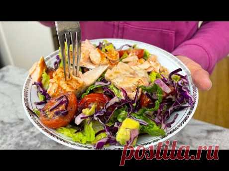Вкусный салат из лосося, авокадо и красной капусты. Это здорово и очень вкусно!