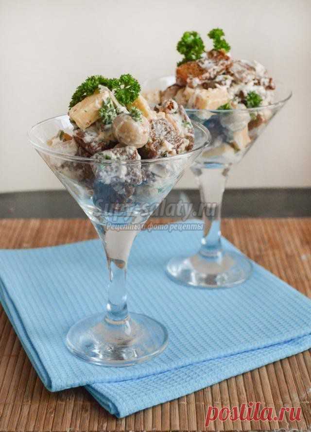 Новогодний салат с курицей, сухариками и шампиньонами. Пикантный. Рецепт с пошаговыми фото