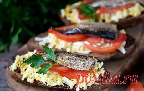 Гренки со шпротами 

Гренки со шпротами, помидорами и яйцами - замечательная закуска, которая украсит стол и в будни, и в праздники. Бутерброды получаются яркими, аппетитными и очень вкусными. Такие гренки исчезают с праздничного стола одними из первых!

Продукты
Булочки бутербродные, ржаные - 3-4 шт.
Шпроты - 240 г
Яйца куриные - 2-3 шт.
Помидор - 1 шт.
Майонез - 1-2 ст. ложки
Чеснок - 1 зубчик
Зелень - для подачи

Яйца нужно предварительно отварить, очистить.

Разрежьте ...