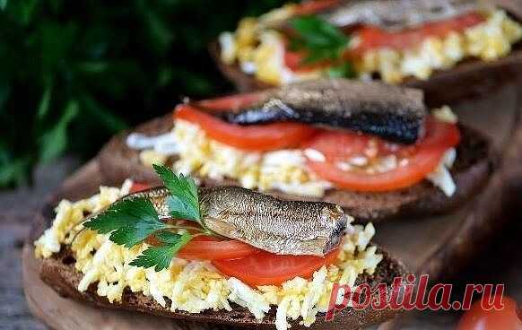 Гренки со шпротами 

Гренки со шпротами, помидорами и яйцами - замечательная закуска, которая украсит стол и в будни, и в праздники. Бутерброды получаются яркими, аппетитными и очень вкусными. Такие гренки исчезают с праздничного стола одними из первых!

Продукты
Булочки бутербродные, ржаные - 3-4 шт.
Шпроты - 240 г
Яйца куриные - 2-3 шт.
Помидор - 1 шт.
Майонез - 1-2 ст. ложки
Чеснок - 1 зубчик
Зелень - для подачи

Яйца нужно предварительно отварить, очистить.

Разрежьте ...