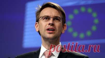 Стано вышел на брифинг в футболке с гербом Украины и ответил на слова Медведева. Представитель Евросоюза Петер Стано отреагировал на слова зампреда Совбеза России Дмитрия Медведева о «русском городе Киеве». Европейский чиновник надел поверх белой рубашки с галстуком футболку с надписью «Я поддерживаю Украину», на которой был изображён большой жёлто-голубой трезубец и уже неактуальная карта Украины. Читать далее