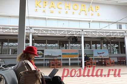 Минобороны запретило открывать аэропорт в Краснодаре. Аэропорт Краснодара не будут открывать для рейсов гражданских самолетов. Минобороны РФ дало отрицательный отзыв по открытию авиагавани Пашковский и запретило снимать ограничения на полеты пассажирских воздушных судов. Ранее самолет авиакомпании «Азимут» благополучно выполнил тестовый рейс из Минвод в Краснодар.