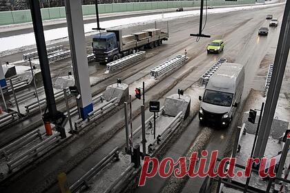 Россиянам объяснили появление новой платной дороги в Подмосковье. В госкомпании «Автодор» объяснили россиянам появление платного участка на одной из дорог в Подмосковье. По словам экспертов, за проезд по трассе М-1 «Беларусь» от ЦКАД до Кубинки (45-66-й километр) стали взимать деньги из-за возможности безостановочного движения. На основном ходу убрали все пересечения.