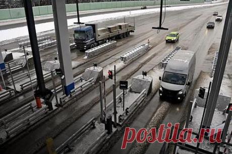 Россиянам объяснили появление новой платной дороги в Подмосковье. В госкомпании «Автодор» объяснили россиянам появление платного участка на одной из дорог в Подмосковье. По словам экспертов, за проезд по трассе М-1 «Беларусь» от ЦКАД до Кубинки (45-66-й километр) стали взимать деньги из-за возможности безостановочного движения. На основном ходу убрали все пересечения.