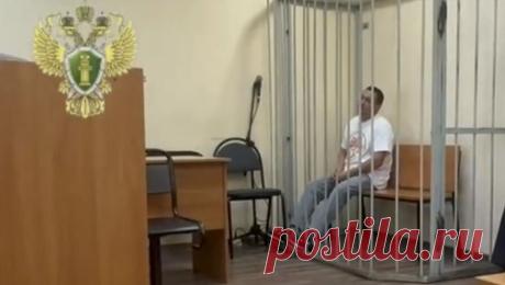 Пьяный водитель катера, который насмерть переехал ребенка, заключен под стражу. 46-летний мужчина, который не заметил купавшегося ребенка и переехал его катером, отправлен в СИЗО. Об этом сообщает Telegram-канал 112. Под стражей мужчина проведет два месяца. Инцидент произошел 2 июля на пляже воронежского ...