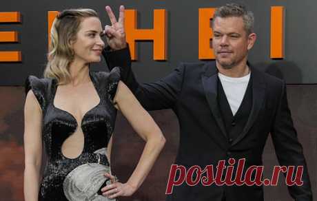 Мэтт Дэймон и Эмили Блант покинули премьерный показ &quot;Оппенгеймера&quot; в Лондоне. Актеры сделали это в поддержку забастовки в Голливуде