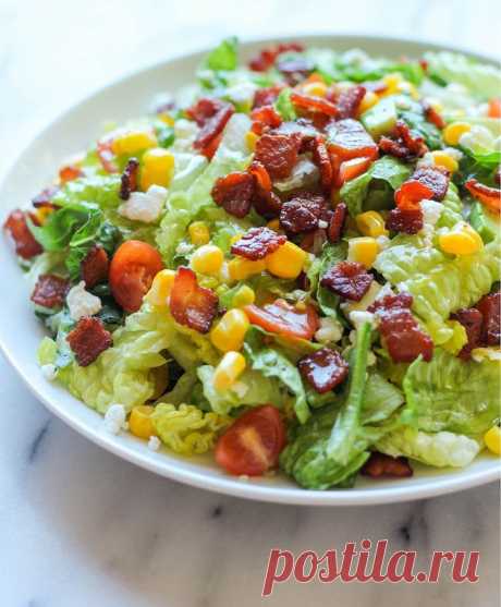 Салат с беконом, черри и кукурузой