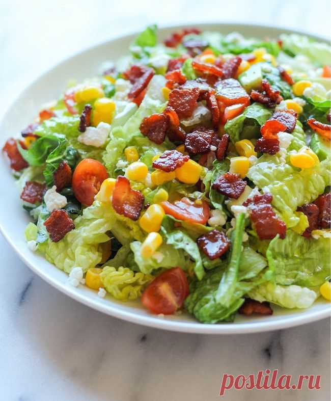 Салат с беконом, черри и кукурузой