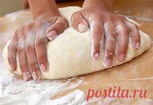 Кухонные секреты для теста от шеф-повара. Сохраните обязательно!

1. Всегда добавляйте в тесто разведенный картофельный крахмал – булки и пироги будут пышными и мягкими даже на следующий день.
Главное условие вкусных пирогов — пышное, хорошо взошедшее тесто: муку для теста необходимо просеять: из нее удаляются посторонние примеси, и она обогащается кислородом воздуха

2. В любое тесто (кроме пельменного, слоеного, заварного, песочного), то есть тесто на пироги, блины, хлеб...