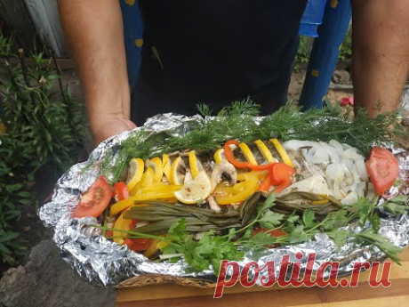 Карп запечённый с овощами на мангале.