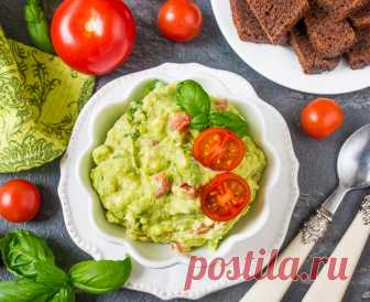 Дип из авокадо с фетой и помидорами на Вкусном Блоге Найти хорошее спелое авокадо в наших широтах – большая удача. Поэтому когда я его нахожу – хватаю 🙂 Сегодня я предлагаю приготовить из авокадо вариацию на тему гуакамоле (дефолтный рецепт есть в блоге уже очень давно). Я решила добавить в него раскрошенную фету и не ошиблась – этот сыр отлично…